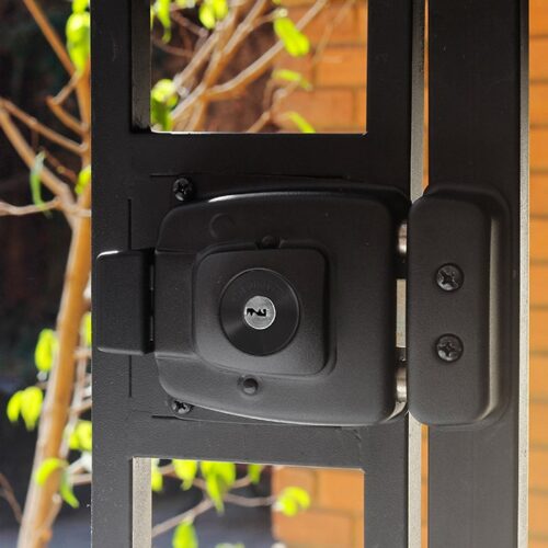 Cerradura de sobreponer 2002 colocado en reja de acceso principal