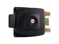 Cerradura de sobreponer para acceso-principal, con picaporte reversible y cilindro en ambos lados.